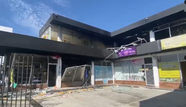 Incendian cuatro locales por supuesto cobro de piso en Plaza Comercial Floresta, en San Andrés Cholula