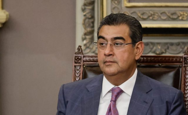 Por cirugía de la vista, Gobernador de Puebla suspende actividades públicas de la semana