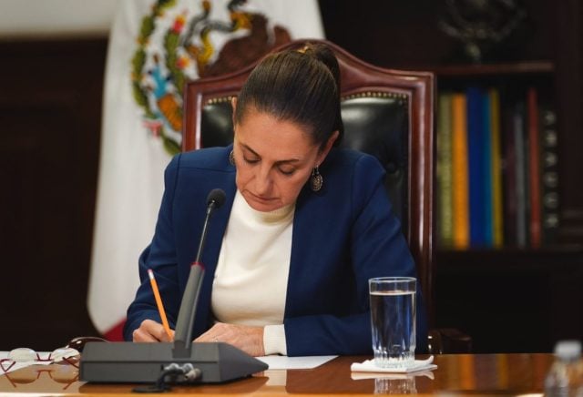 Sheinbaum firmando apoyo Guerrero 4 de octubre