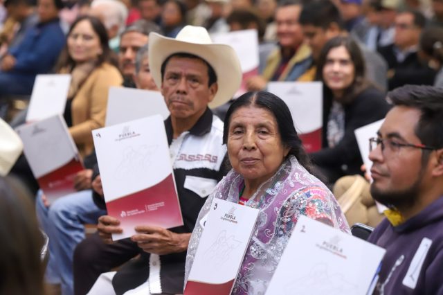 Entrega gobierno estatal de Puebla más de 1,500 títulos de propiedad