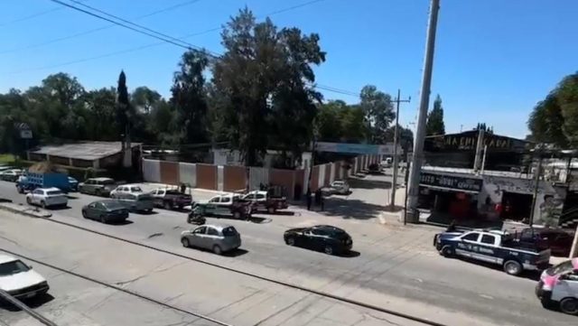 Intentan linchar a conserje por supuesto abuso de una menor en escuela de San Pedro Cholula