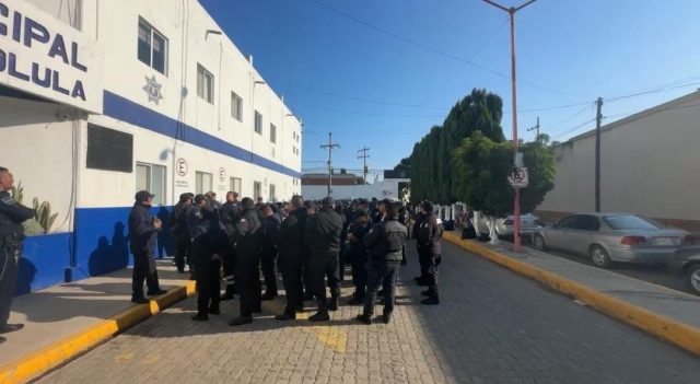 Policías de San Pedro Cholula realizan paro de labores para exigir destitución de tres mandos 