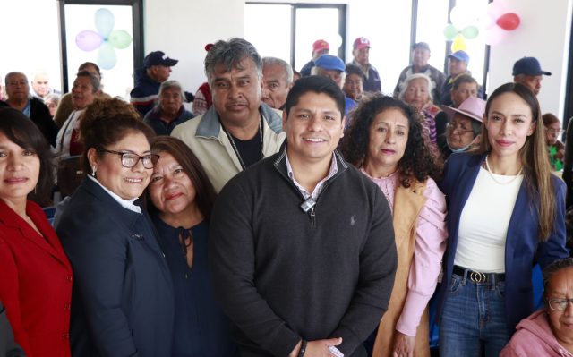 Convive Omar Muñoz con adultos mayores de estancia DIF de San Lorenzo Almecatla