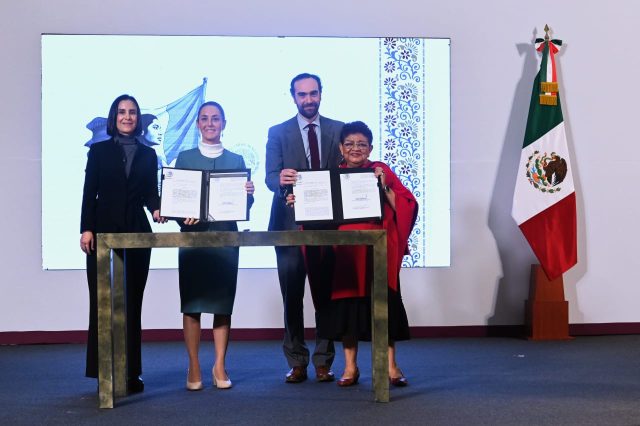 Claudia Sheinbaum firma decretos que devuelven Pemex y CFE al pueblo de México