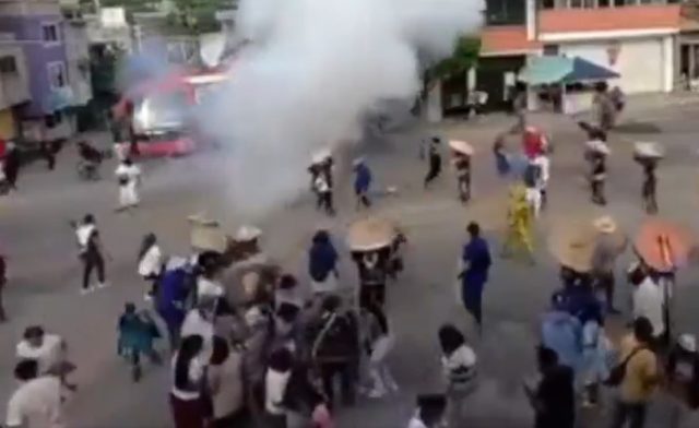 Resultan 6 personas heridas tras explosión de pirotecnia durante una procesión en Acatlán