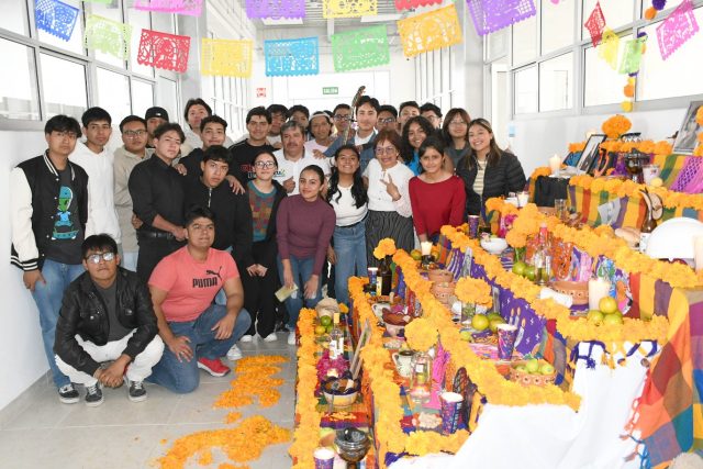 Lilia Cedillo recorre las 17 ofrendas en primera celebración de Día de Muertos en CU2 BUAP