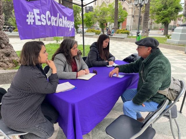 Inédita actividad de campaña en plaza de Valparaíso: Carla Meyer estuvo 12 horas escuchando a vecinos y vecinas