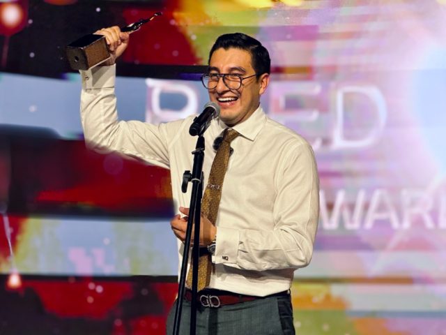 Premian al poblano Memo Quintana como consultor revelación 2024 en los Reed Latino Awards