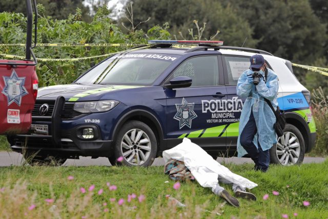 Desechan cuerpo humano envuelto en cobijas y plástico sobre autopista México-Puebla