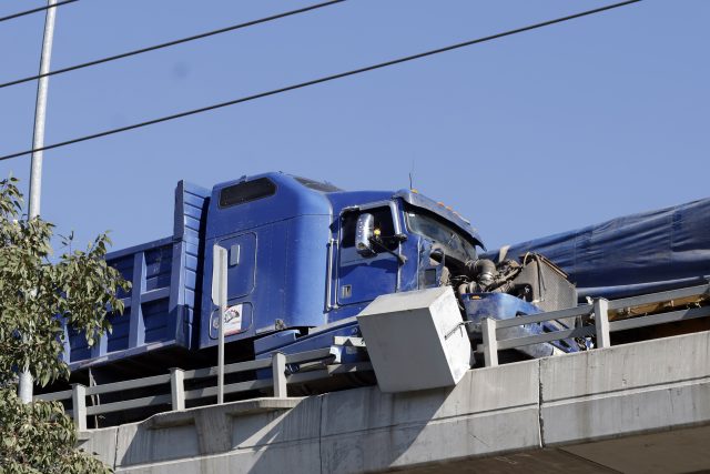 Hombre queda prensado en autopista México-Puebla tras choque de dos vehículos 