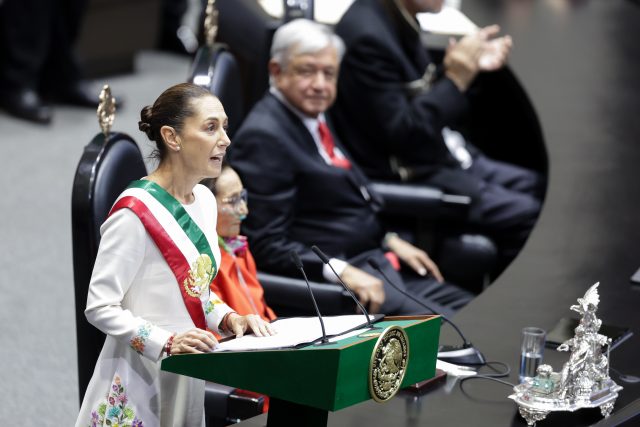 Fotos y video atestiguan el primer día que una presidenta dirige a México