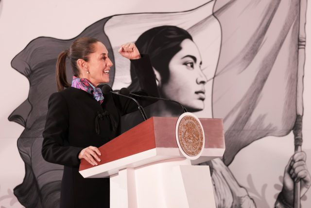 Claudia Sheinbaum y miles de personas celebran los 200 años de la fundación de la República en el zócalo