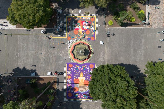 Luce Puebla la tradición de Día de Muertos con flores, calaveras y alegría