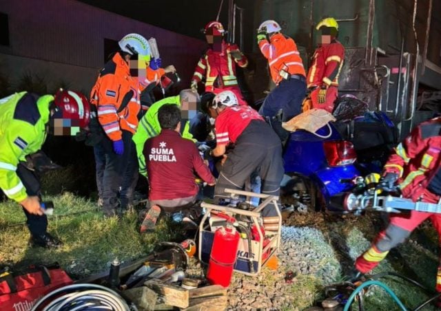 Tren choca contra auto sobre la 15 de Mayo, reportan un hombre muerto y una mujer herida