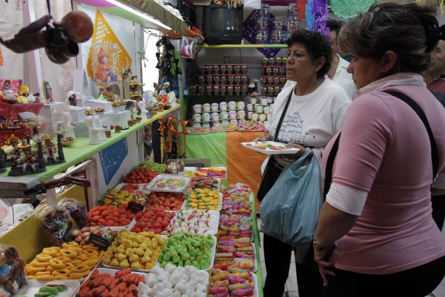 Profeco vigila negocios por temporada de Día de Muertos, advierte sanciones por abusos a compradores