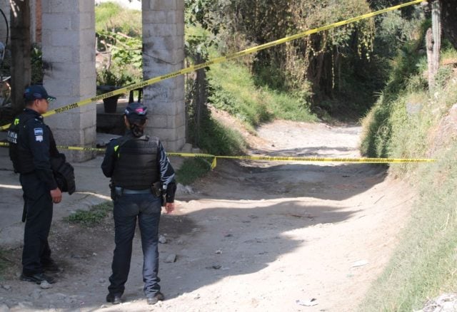 Santa María Xonacatepec: Rescatan cadáver amortajado en lona desde el fondo de una barranca