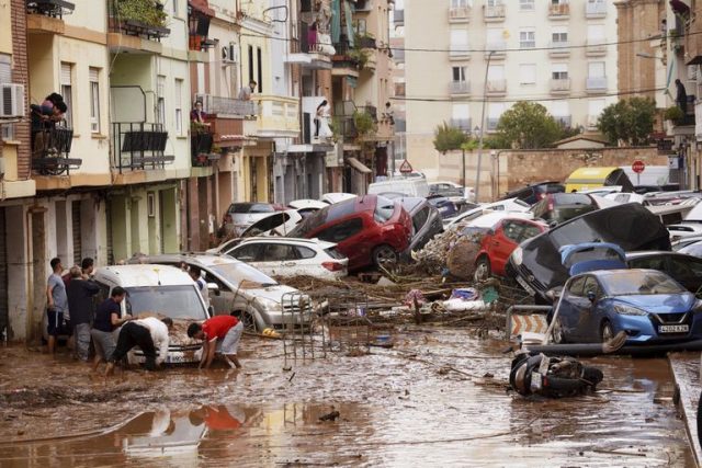 Inundaciones en España dejan más de 200 muertos: Autoridades calculan que hay 1.900 desaparecidos  