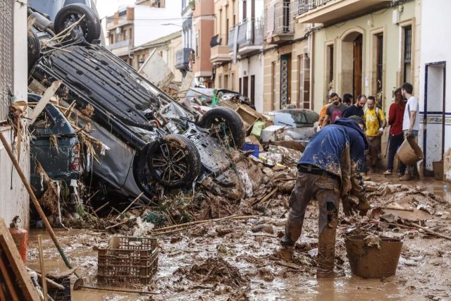 Indignación y desesperación en Valencia tras devastadoras inundaciones