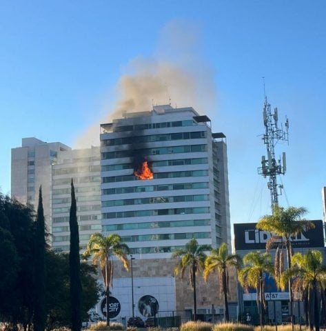 Calcina incendio dos departamentos en Torre Palmas 1, en Reserva Territorial Atlixcáyotl