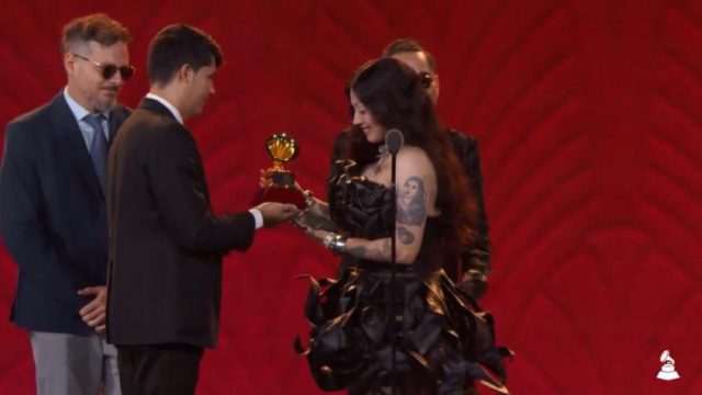 Mon Laferte conquista los Latin Grammy y agradece a Violeta Parra, Gabriela Mistral, Madonna y a “todas las que iban a ser reinas”