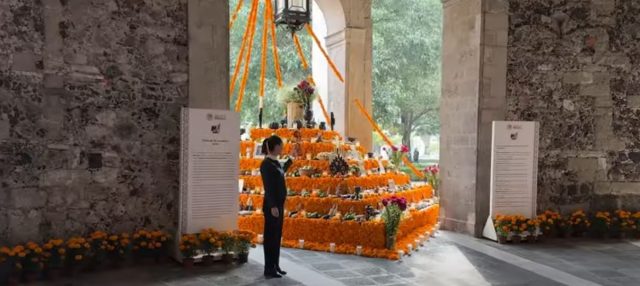 Presenta Claudia Sheinbaum ofrenda en Palacio Nacional en honor a las heroínas que dieron patria al pueblo de México