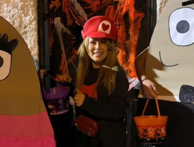 Tras allanamiento a oficina de Joaquín Lavín Jr. en el Congreso, Cathy Barriga celebra Halloween en arresto domiciliario