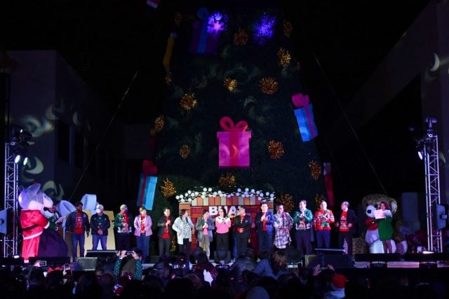 La Rectora Lilia Cedillo Ramírez enciende el tradicional Árbol de Navidad en el CCU