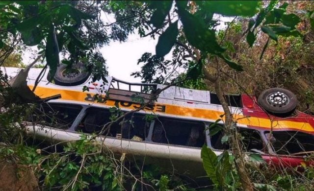 Reportan 17 personas muertas tras caer autobús a precipicio en Brasil