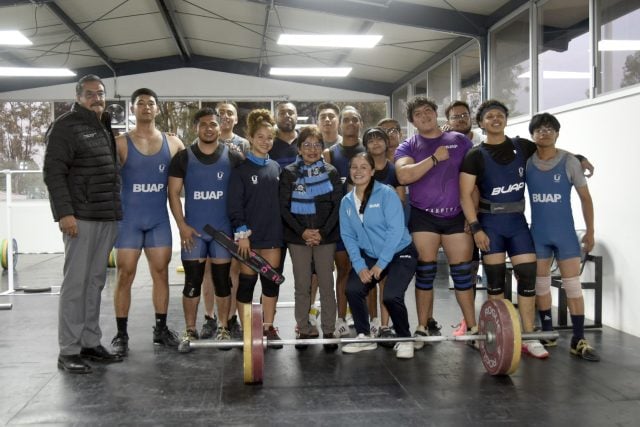 Alumnos de la BUAP celebran nueva ampliación del gimnasio para practicar halterofilia