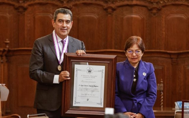 La BUAP otorga medalla Melchor Covarrubias a gobernador de Puebla