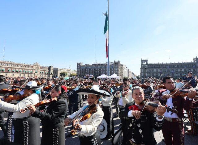 ¡Ay, ay, ay, ay! Mil 200 mariachis logran récord Guinness al tocar y cantar en zócalo de CDMX