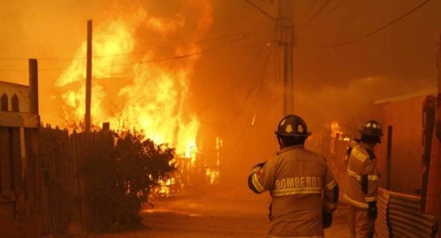 De protectores a sospechosos: Funcionarios de Conaf y Bomberos detenidos por megaincendio en Valparaíso