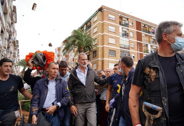 “¡Asesino, asesino!”: Indignación en Paiporta durante  visita del rey de España a zona devastada por Dana