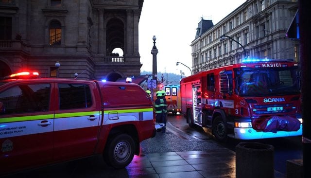 Extinguen bomberos checos incendio en Teatro Nacional de Praga