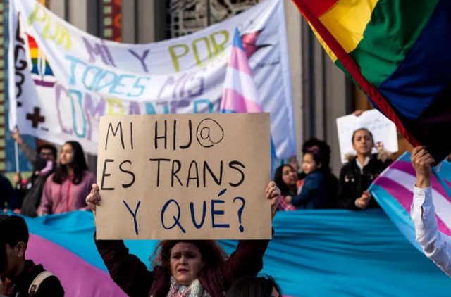 La derecha se impone: Comisión aprueba suspender apoyo a niños, niñas y adolescentes trans