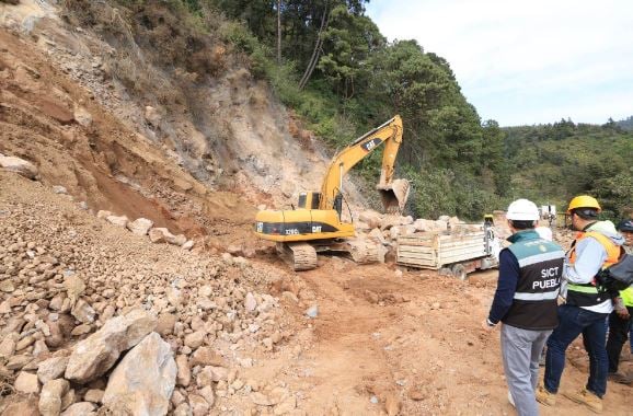 Avanzan SICT y CAPUFE  con el retiro de material en la zona de derrumbe de la autopista Acatzingo-Ciudad Mendoza