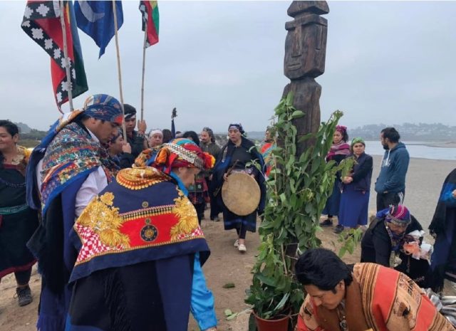 Comunidades mapuches denuncian robo y destrucción del Chemamüll instalado en la playa de Llolleo 