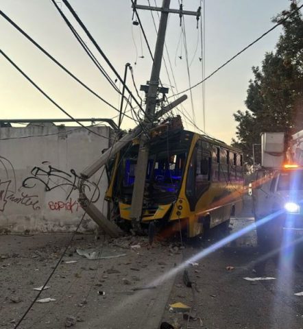 Choque en Xochimehuacan deja una mujer herida e impacta suministro eléctrico