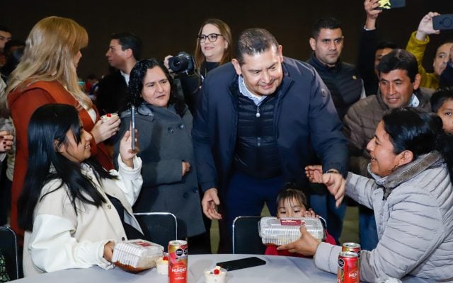 Miles de poblanas y poblanos celebran la Navidad con el gobernador Alejandro Armenta