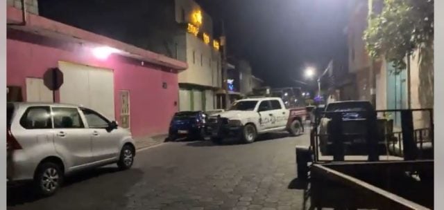 Intercambio de disparos entre comerciantes y policías deja dos heridos en Tehuacán