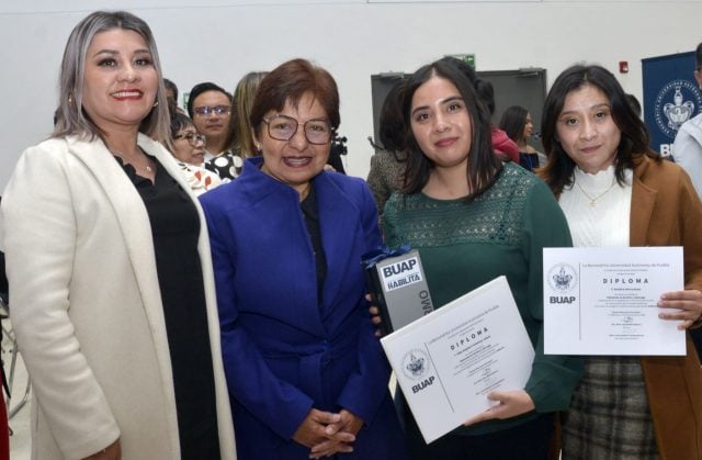 Entrega Rectora Lilia Cedillo constancias de capacitación a personal administrativo