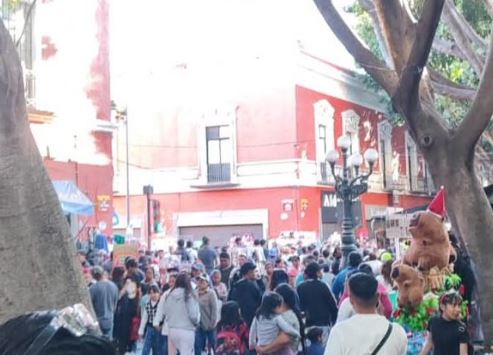 Domingo familar: Se desata riña entre vendedores no establecidos en en el Centro Histórico de Puebla