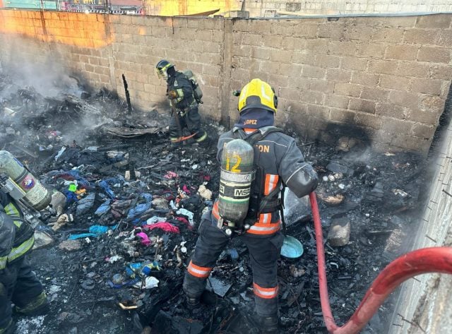 Incendio consume  vivienda que almacenaba materiales reciclados en la Colonia Carmen Serdán