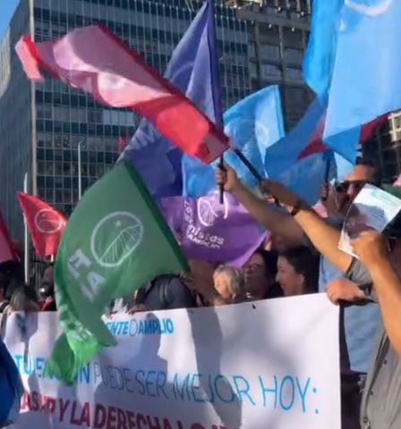 “Mejores pensiones ahora”: Frente Amplio realiza volanteo y denuncia “campaña de terror” de las AFP