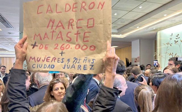 Mujer mexicana llama a Calderón «narcopresidente» tras su participación en foro de ultraderecha