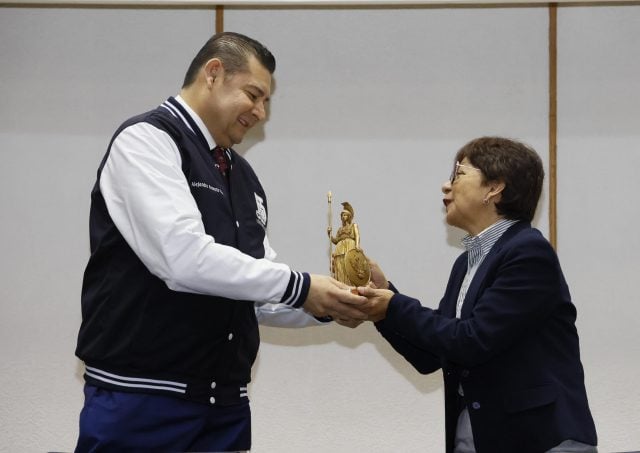 Alejandro Armenta recibe Presea Minerva a la Excelencia de manos de Lilia Cedillo, rectora de la BUAP