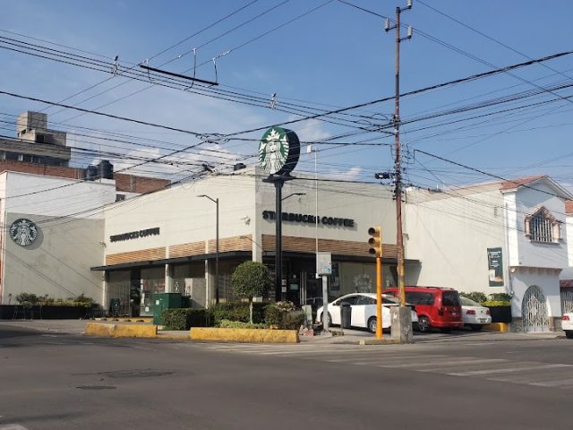 Tres sujetos asaltan Starbucks de la 25 Poniente y despojan a clientes de sus pertenencias