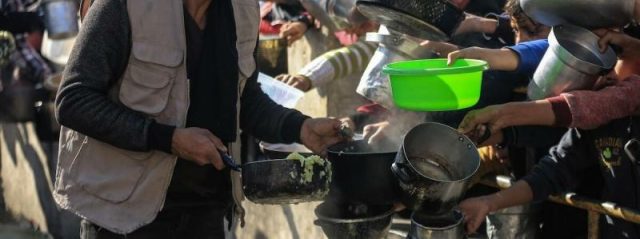 Masacre en Gaza: Dron israelí mata a 4 niños que esperaban alimentos en comedor de beneficencia