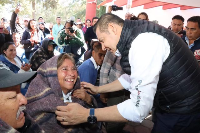 Armenta refuerza apoyo en zonas frías de Puebla con cobertores y albergues invernales