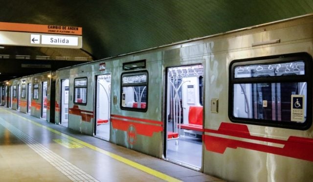 Durará toda la mañana: Metro de Santiago cierra 7 estaciones de la Línea 2 por deslocalización de una rueda